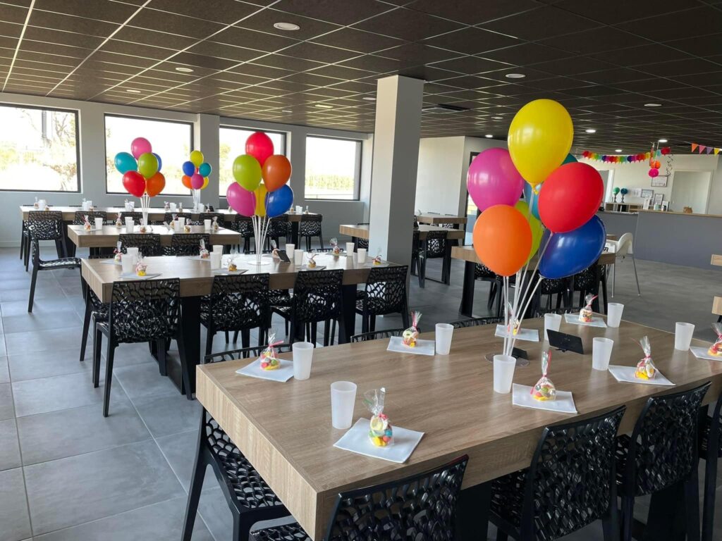 Tables décorées pour un anniversaire pour les enfants