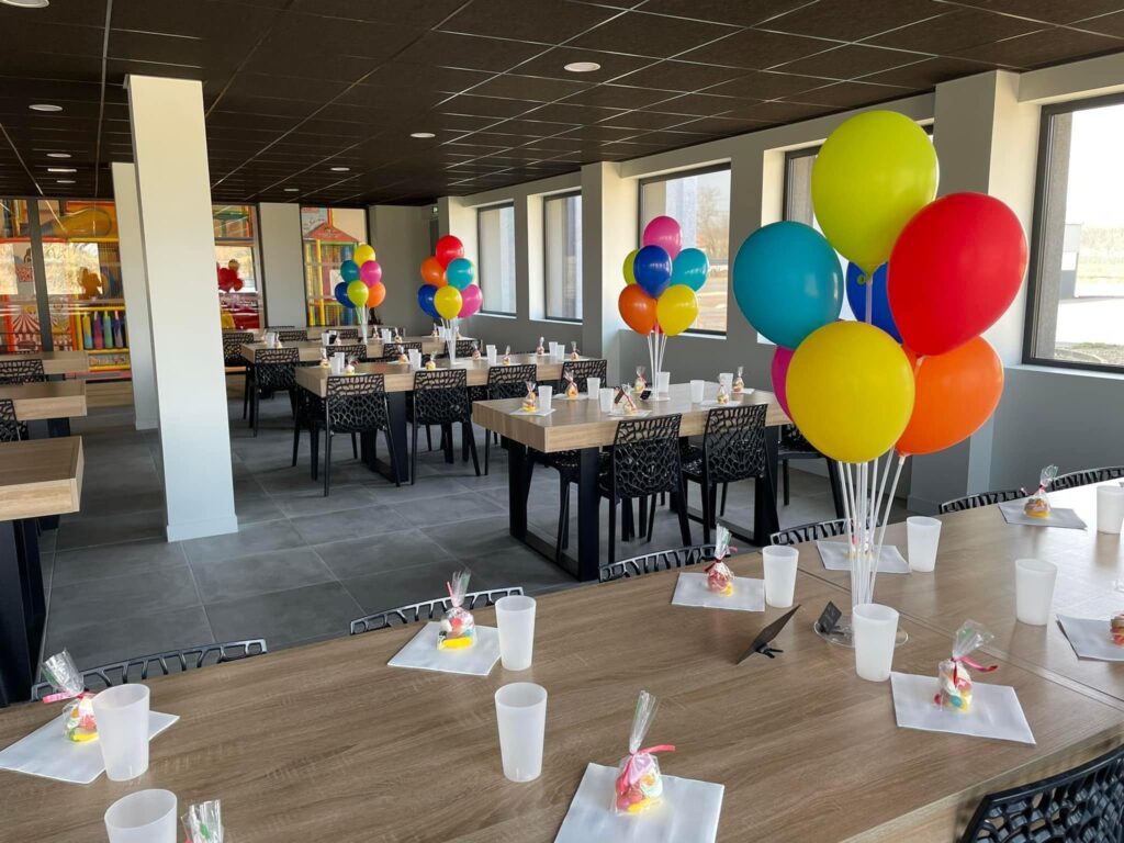 Tables décorées pour un anniversaire pour les enfants