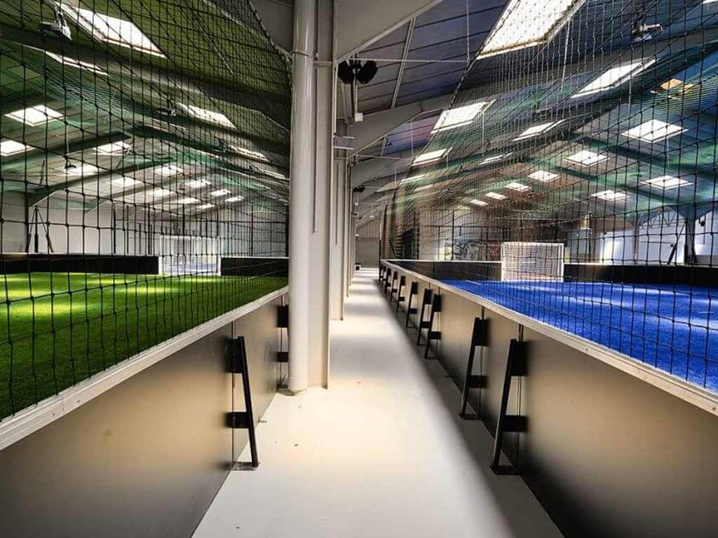 Terrain de foot indoor revêtement sol vert à gauche et terrain de foot indoor revêtement de sol bleu à droite